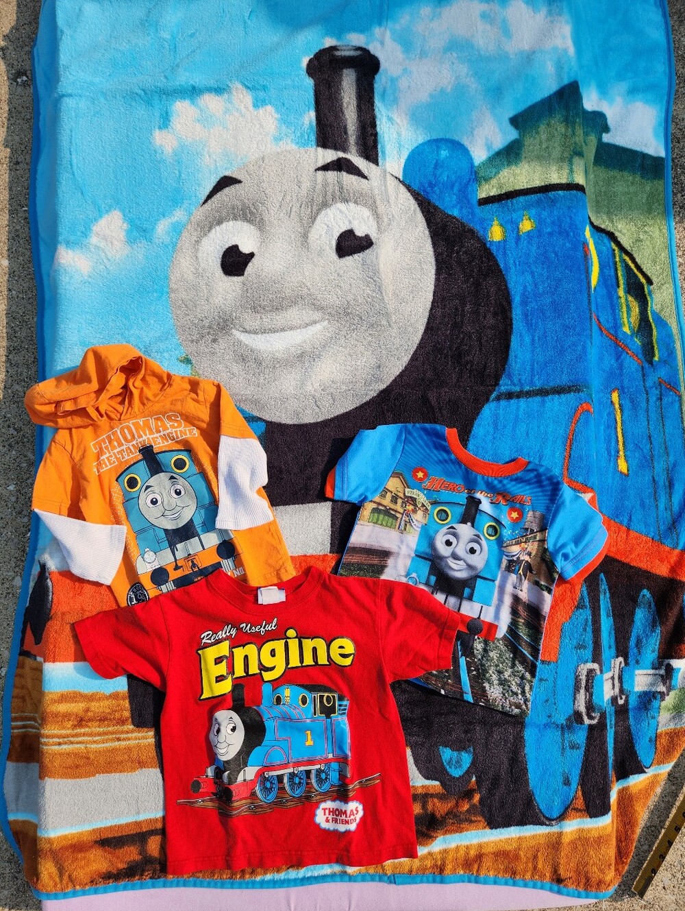 y2k 2010s Thomas & Friends 2T-4T Graphic Tees & Throw Blanket Bundle